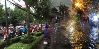 Người Sài Gòn tỉnh giấc giữa đêm vì mưa lớn kèm sấm chớp kinh hoàng