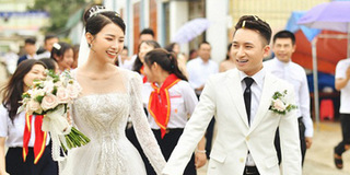 Phan Mạnh Quỳnh và vợ hot girl diện "ton sur ton" ở đám cưới Nghệ An