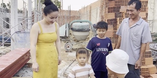 Lê Dương Bảo Lâm hỗ trợ anh thợ hồ bị vợ bỏ, nuôi 2 con bằng mì gói