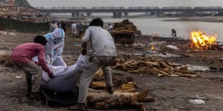 Ấn Độ ngăn lưới chặn người dân thả thi hài nhiễm Covid-19 xuống sông