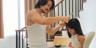 Đạo diễn Hoàng Nhật Nam tự tay cắt tóc cho 2 nhóc tỳ trong mùa dịch
