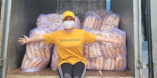 Việt Hương thuê cả xe tải chở bánh mì, trứng phát cho bà con khắp nơi