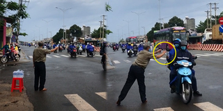 Ông chú Bình Phước trao nước tận tay cho đoàn xe máy về quê
