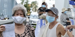 Dân nghèo Sài Gòn được tiêm vaccine: Niềm vui lớn giữa dịch