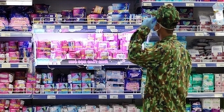 Nhiều chiến sĩ bối rối khi phải lựa băng vệ sinh, bỉm sữa hộ ở TP.HCM
