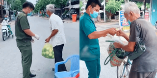 Cụ ông đi lại khó khăn vẫn tặng đồ cán bộ trực chốt gây xúc động