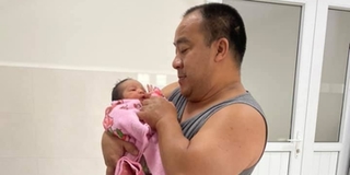 Khung ảnh Hiếu Hiền chăm con ở bệnh viện, không sợ cực mà rất nhí nhố
