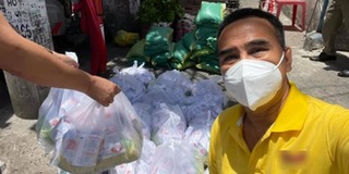 Quyền Linh xông xáo đến tận nơi hỗ trợ người dân giữa trời nắng
