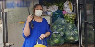Nghệ sĩ Hồng Vân đội mưa lớn nhận 1 xe tải rau củ để gửi từ thiện