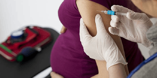 CDC Mỹ khuyến cáo việc tiêm vaccine với người mang thai, cho con bú