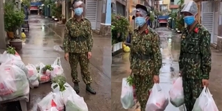 Vác hàng chục túi đồ, chú bộ đội ngại ngùng khi được tặng quà