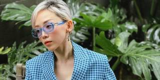 Tóc Tiên loay hoay chọn đồ đi chợ, căng não không kém khi lựa đồ hiệu
