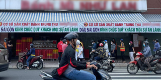 Đang giãn cách, tiệm bánh Trung thu nổi nhất Sài Gòn vẫn tấp nập