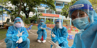 Các thành viên trong 1 gia đình đi chống dịch sau khi khỏi Covid-19