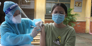 TP.HCM: Bố mẹ hồi hộp đưa con đi tiêm chủng ngừa Covid-19