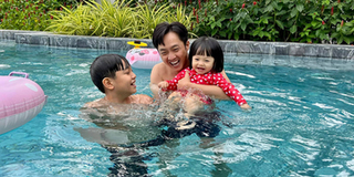 Cường Đô La khoe khoảnh khắc cuối tuần, thích thú bơi cùng 2 con