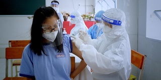 Bố mẹ lo con tiêm vaccine ảnh hưởng sức khỏe: Chuyên gia lên tiếng