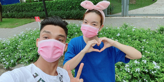 Mạc Văn Khoa mang khẩu trang hồng lái xe điện đưa vợ đi dạo vườn hoa