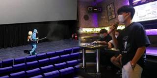 Ngày đầu mở cửa, quán karaoke TP.HCM đã nhận trăm cuộc gọi đặt phòng