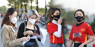 Dàn gái xinh đi cổ vũ tuyển Việt Nam, đeo khẩu trang nhưng vẫn hút hồn
