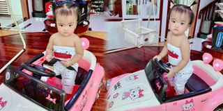 Tiểu công chúa nhà Mạc Văn Khoa lên đồ lái "siêu xe hồng"