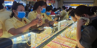 Vàng vượt 58 triệu đồng ngay đầu tuần: Giữa tuần có thể "hạ nhiệt"