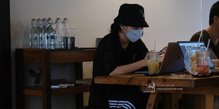 Bạn trẻ Sài Gòn đi cà phê sau dịch: "Thích nghi không quên phòng dịch"