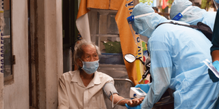 Thủ tướng yêu cầu tiêm vaccine tại nhà cho nhóm nguy cơ cao