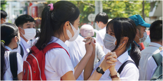 Nóng: Học sinh TP.HCM lớp 1, 9, 12 đi học trực tiếp từ 13/12