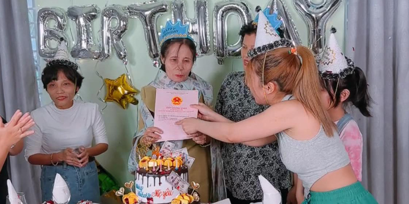 YouTuber Đức Nhân tổ chức sinh nhật cho mẹ, tặng quà siêu khủng