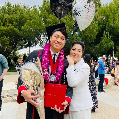Nghệ sĩ Hồng Vân hạnh phúc dự lễ tốt nghiệp của con trai ở Mỹ