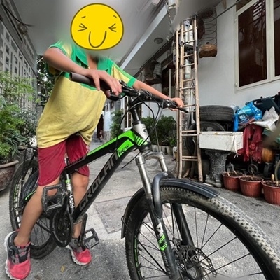YouTuber gặp bé trai 13 tuổi "phượt" 200km bằng xe đạp gặp bạn gái