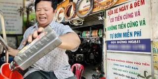 Sài Gòn nghĩa tình: Chủ tiệm sửa xe sẵn sàng giúp đỡ người khó khăn