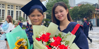 Con gái nhường mũ cử nhân cho mẹ trong ngày tốt nghiệp
