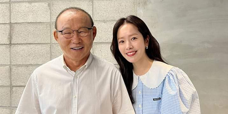 Ông Park tại quê nhà: Mừng thọ mẹ, chụp ảnh cùng diễn viên nổi tiếng