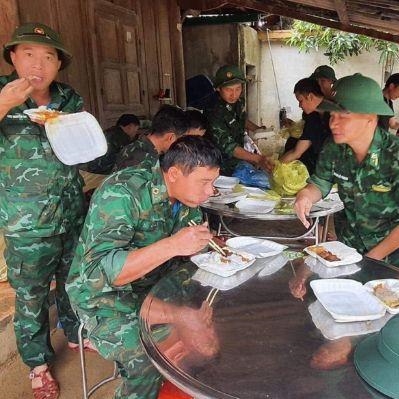 Bữa cơm vội của những người lính cụ Hồ sau khắc phục lũ dữ ở Kỳ Sơn