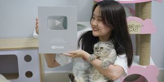 Tự nhận “được mèo nuôi”, cô gái ẵm nút bạc YouTube sau vài tháng lập kênh