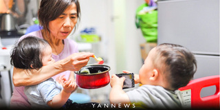 Con nghỉ hè bố mẹ liền đưa về quê, ông bà chăm cháu "mệt bở hơi tai"