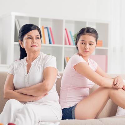 Cố gắng giải thích với bố mẹ lại bị cho là cãi: Lỗi tại ai?
