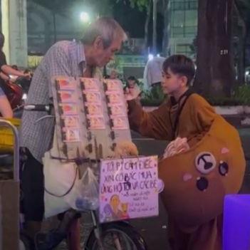 yan.vn - tin sao, ngôi sao - Cậu bé bán kẹo mua vé số ủng hộ cụ già, không ngại bản thân còn đói