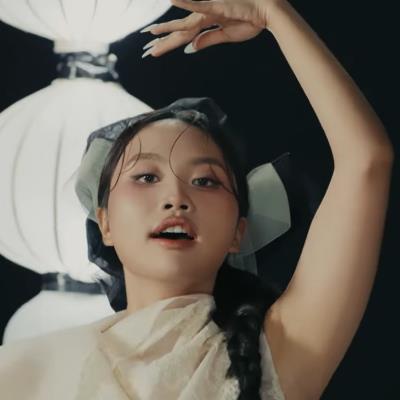 yan.vn - tin sao, ngôi sao - Phương Mỹ Chi múa chén trong MV 'Gối Gấm'