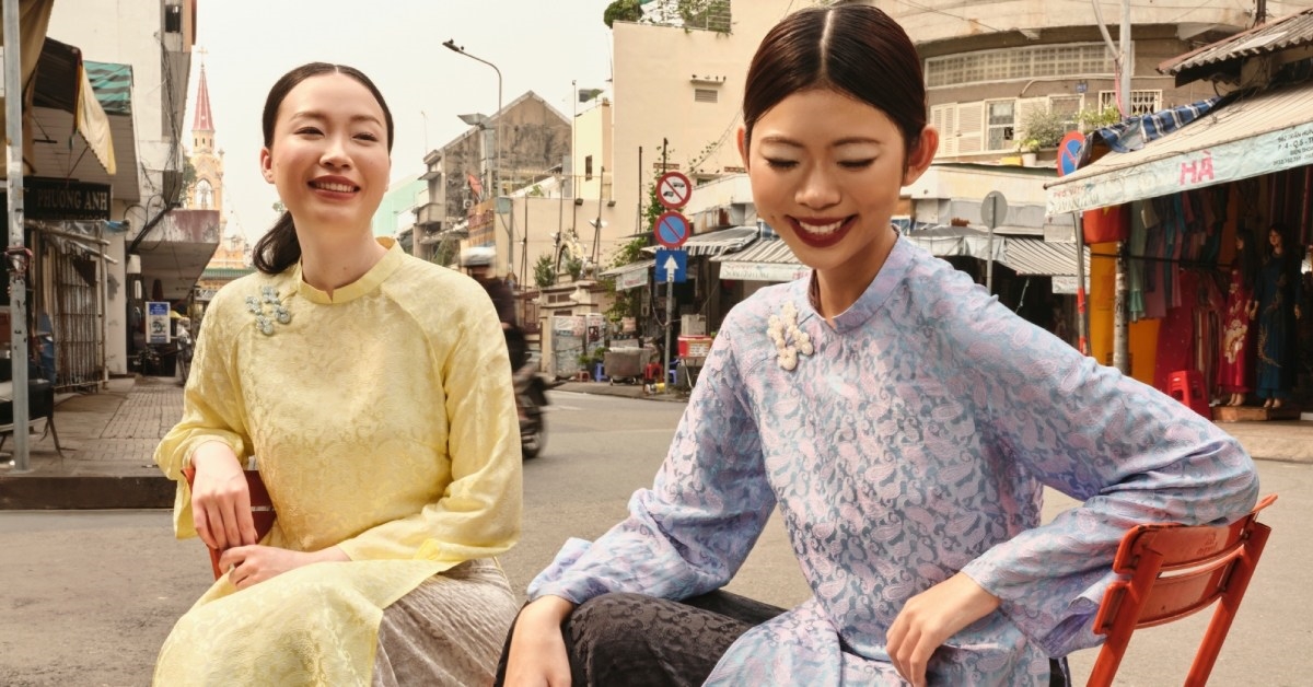 Gallery - Áo dài, lụa tơ tằm và nhịp sống hiện đại Tết 2026 với thiết kế của TheBlueTshirt - YAN