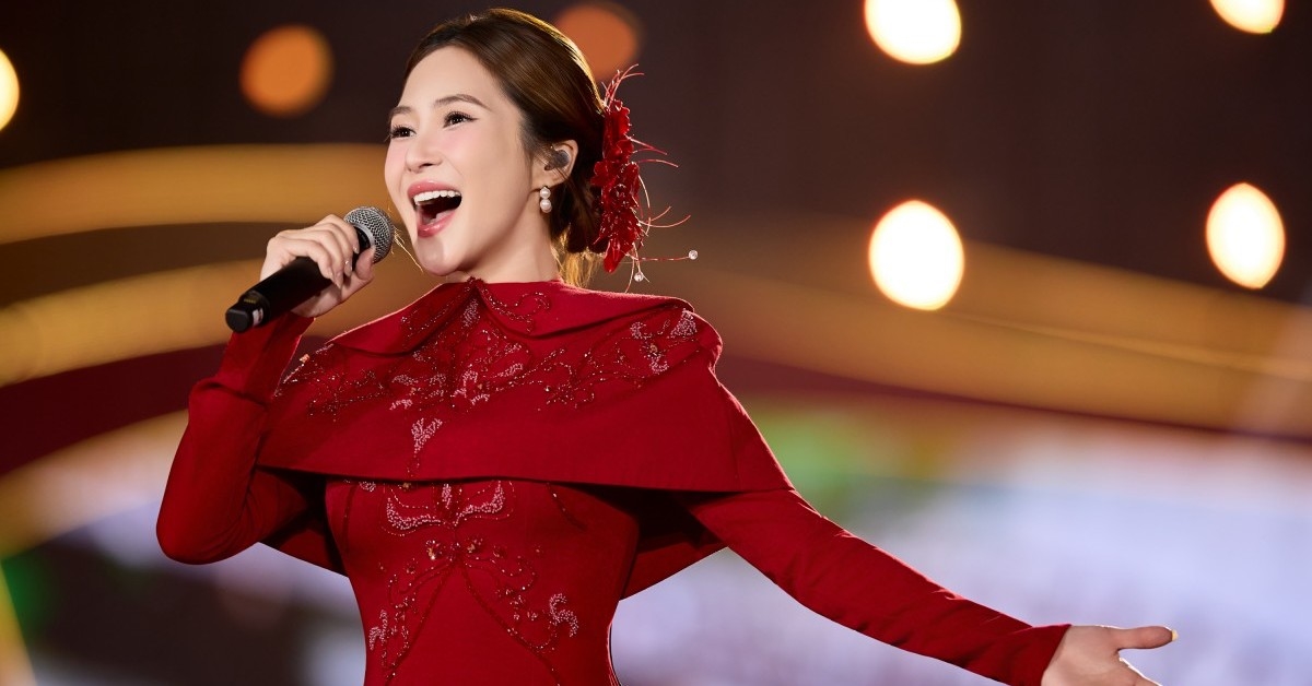 Gallery - Hương Tràm dâng trào cảm xúc khi trình diễn ca khúc Việt Nam tinh hoa - YAN