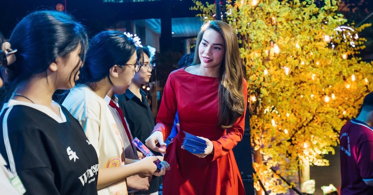 Gallery - Cẩm Ly, Hồ Ngọc Hà mang Tết sớm đến 500 trẻ em khó khăn - YAN